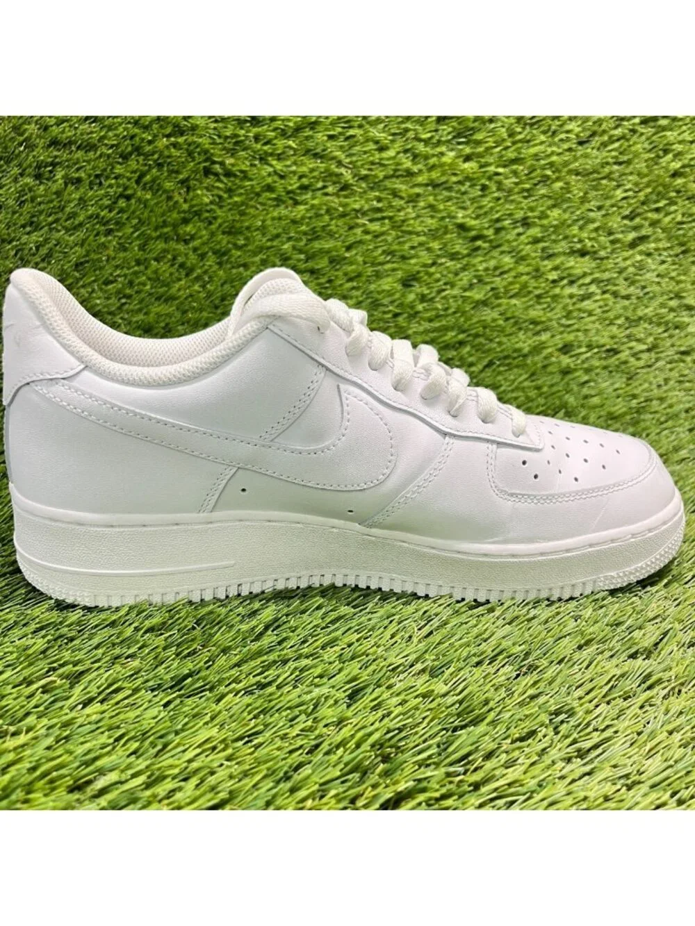 Nike Air Force 1 '07 Low Mens Size 9.5 White Athletic Lifestyle Shoes Sneakers